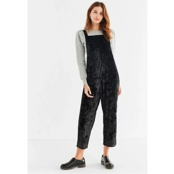 Urban Outfitters Black Crushed Velvet Cropped Overalls Women's Size Large - Picture 1 of 8